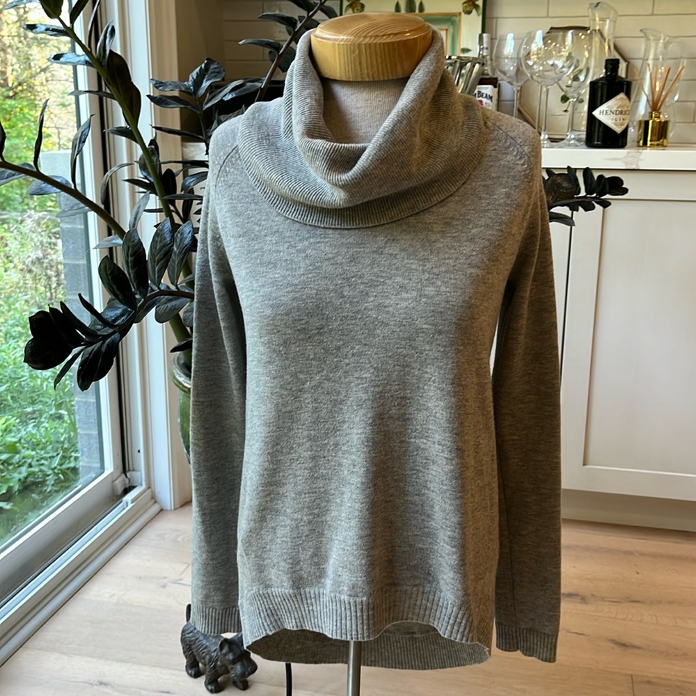 EUC BCBGMaxazria wool cashmere blend grey turtleneck hi lo long sleeve sweater
